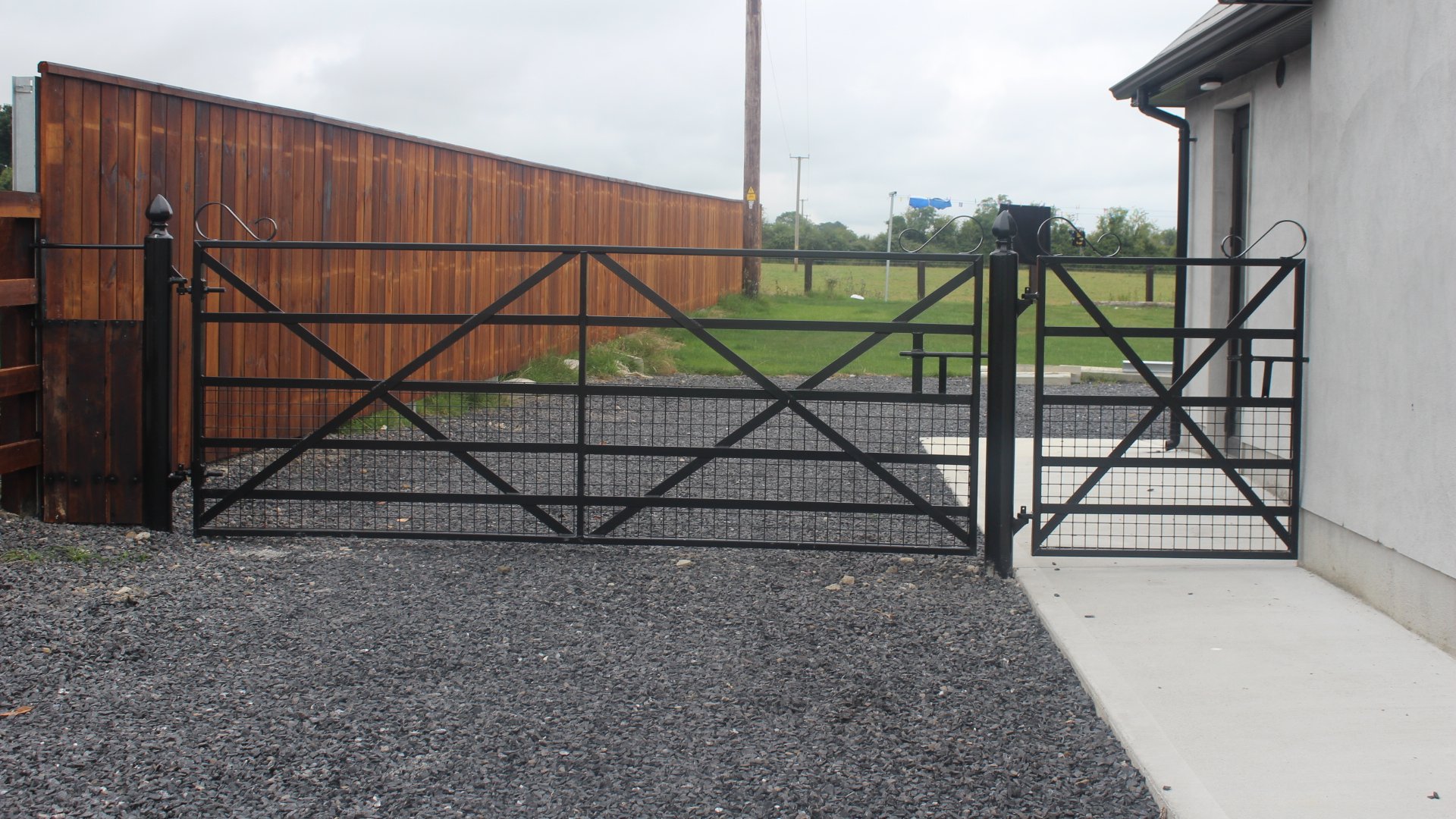 Estate Rail Gate with Mesh